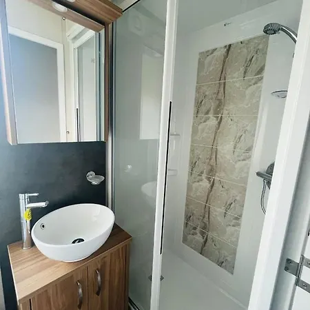 Coopers Corner, With Hot Tub * Йорк