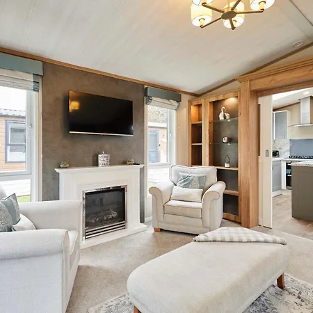 Coopers Corner, With Hot Tub Chalet York