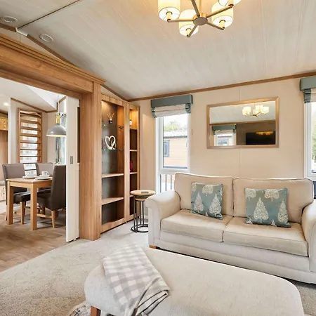Coopers Corner, With Hot Tub Chalet *