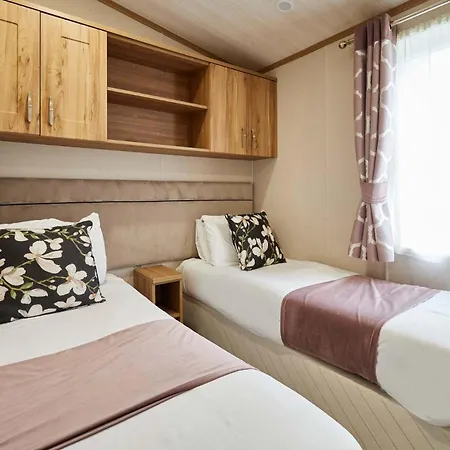 Coopers Corner, With Hot Tub Chalet York